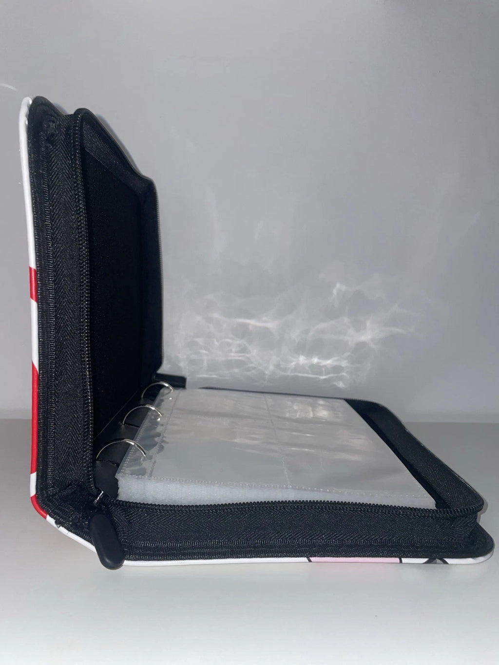 Classeur Pokémon pour 252 cartes au format A4, couverture rigide illustrée.