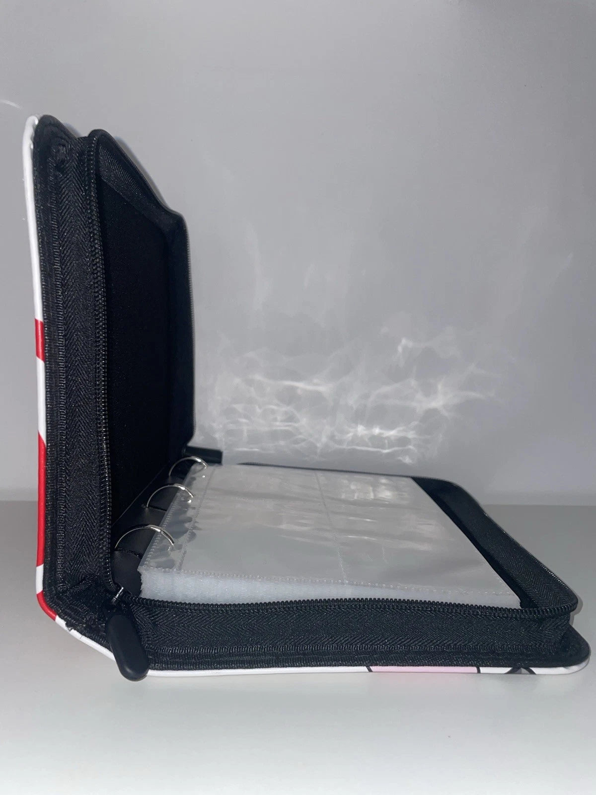 Classeur Pokémon pour 252 cartes au format A4, couverture rigide illustrée.